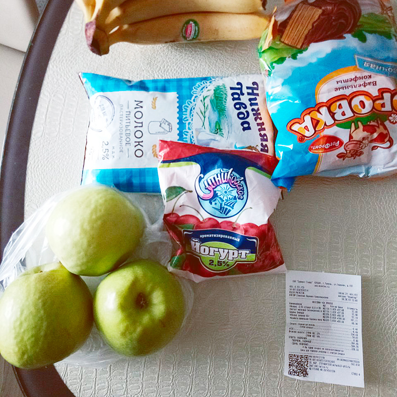 Купили немного вкусностей, в том числе молоко. Молока, которое я получаю на работе за вредность, нам не хватает