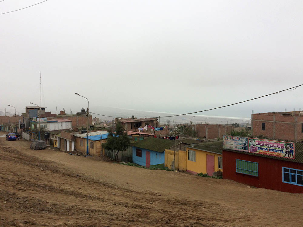 Бедные семьи с 4—5 детьми живут в бараках на окраине Лимы без водоснабжения и электричества. Туда тоже лучше не ходить