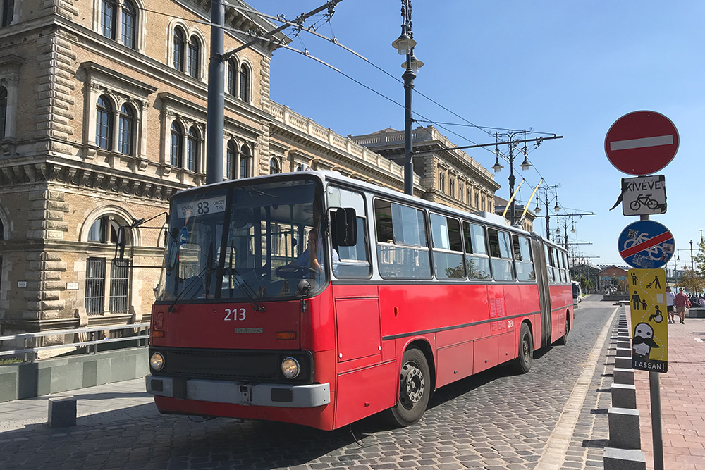 В Будапеште на некоторых маршрутах ходят не только автобусы, но и троллейбусы «Икарусы». Только здесь я узнала, что «Икарус» — это венгерская компания