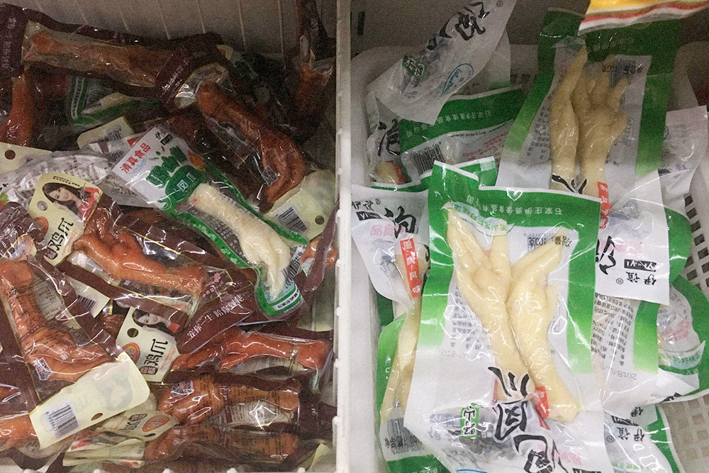 Китайцы действительно любят куриные лапки в качестве перекуса
