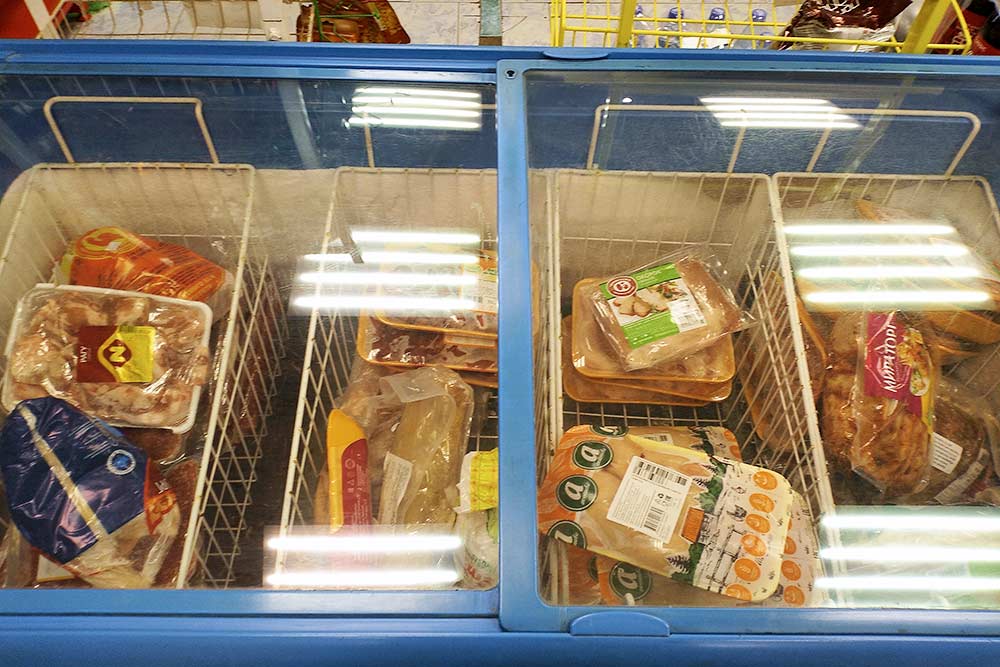 В соседнем крупном поселке выбор мясного уже получше: есть и курица, и субпродукты, и полуфабрикаты. На фото полупустой морозильник — продавщицы сказали, что все разобрали и скоро привезут новый товар