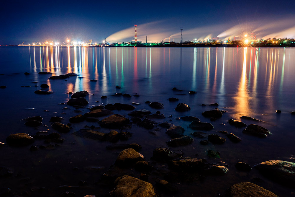 В вечернее и ночное время завод наполняется огнями. Фото: Mikhail Egorov / Shutterstock