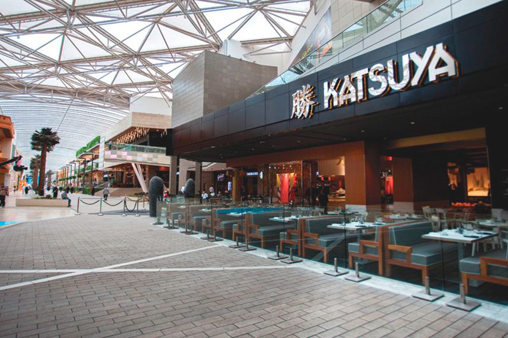 Ресторан Katsuya, в котором я работаю, находится в торговом центре The Avenues