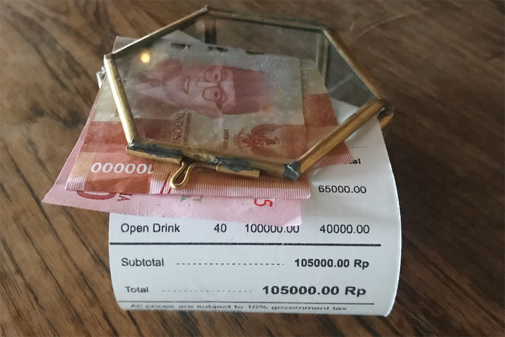 Мой счёт в кафе: 100 000 Rp — это самая крупная купюра в Индонезии. В рублях это всего 545 <span class=ruble>Р</span>