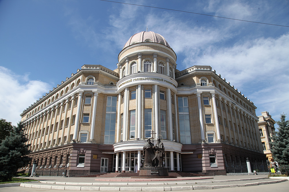 А в этом корпусе СГУ проходит большинство мероприятий — посвящения в студенты, научные конференции, фестивали «Студенческая весна»