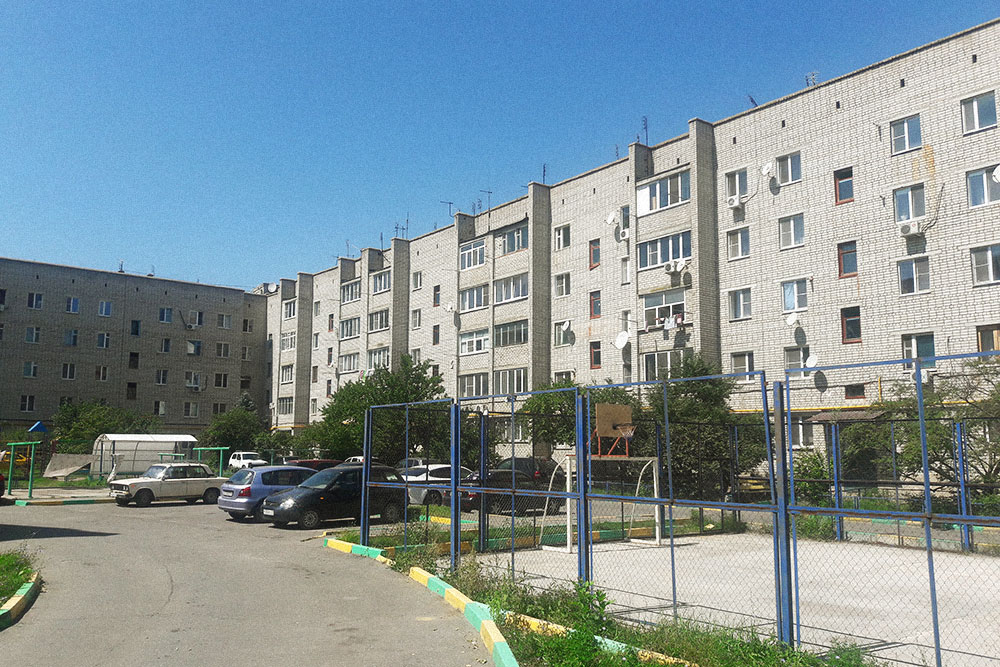 Наш дом в Минеральных Водах. Недавно здесь расширили парковку и построили спортивную площадку