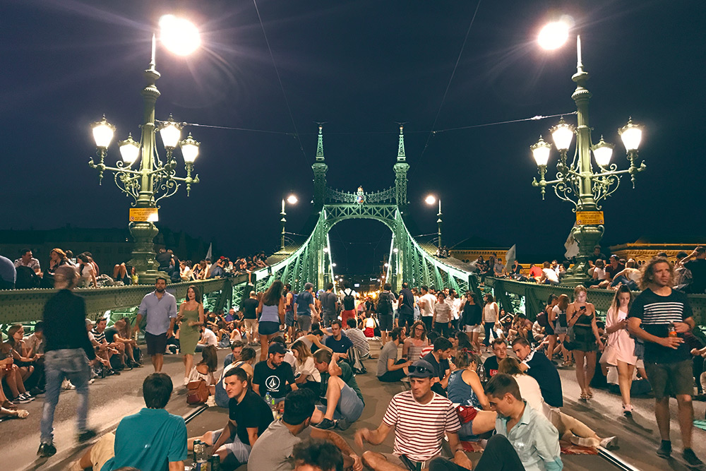 Жители Будапешта на мосту Свободы во время фестиваля Сабихид (Szabihíd) в 2019 году