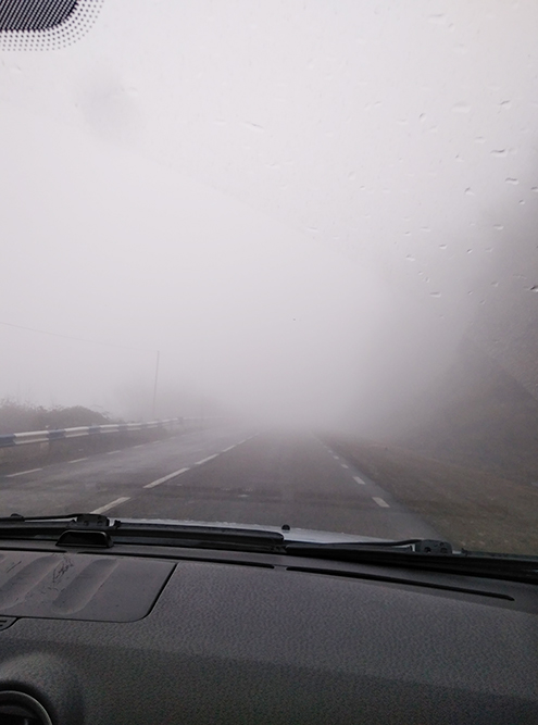 В плохую погоду дорогу почти не видно, приходится ехать очень медленно