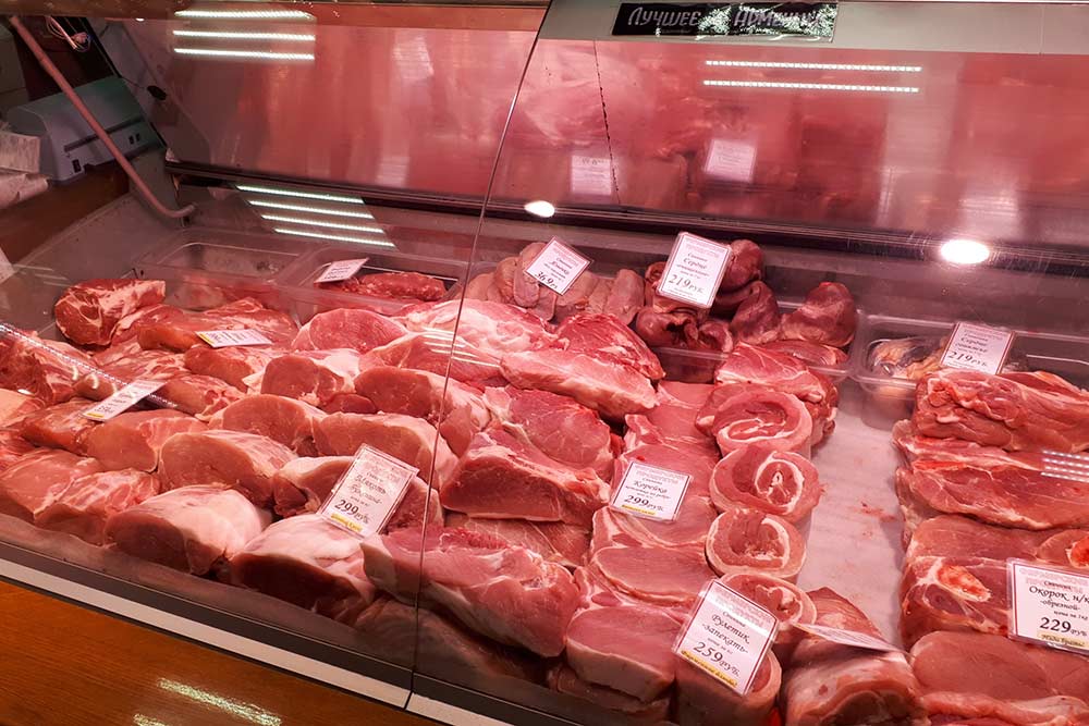 Это «Фермерские продукты» в Петербурге. Витрина красивая, мясо выглядит свежим и сухим, поэтому я тут постоянный покупатель. Меня радует, что помимо цены написано, для каких блюд подходит та или иная часть. Если бы я была неопытной хозяйкой, была бы благодарна за такие полезные ценники