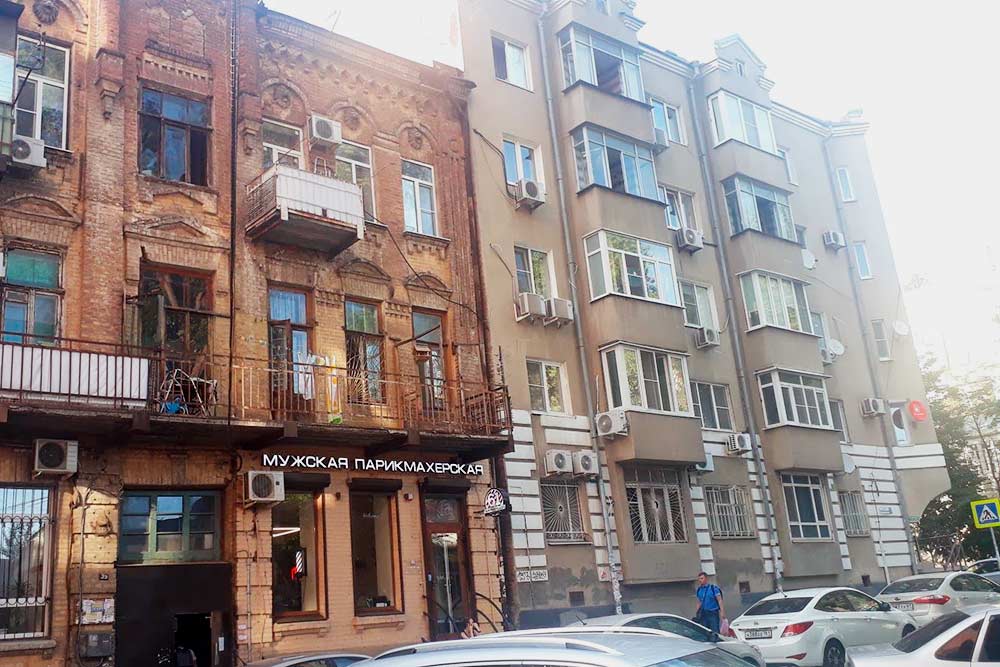 Соседство львов и кондиционеров на фасаде