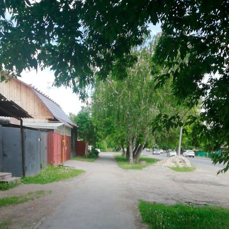 Если погода хорошая, идти на работу пешком даже приятно. Этот же пейзаж зимним или дождливым вечером утомляет, а порой даже пугает