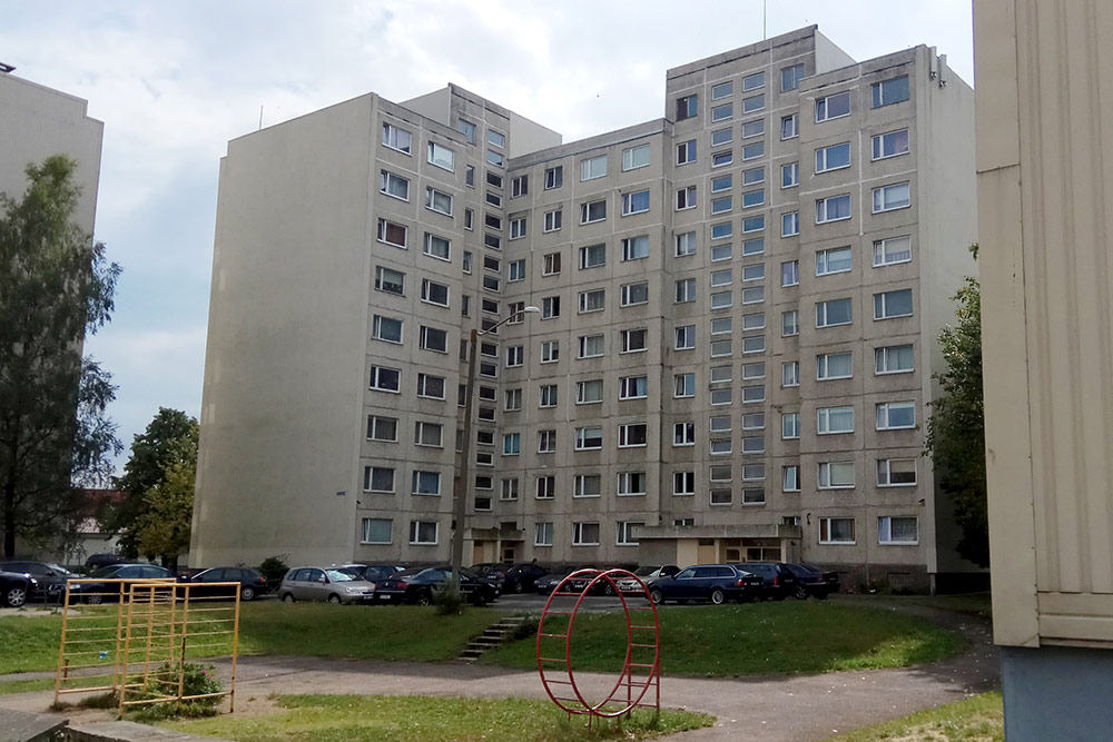 Этот дом мало изменился с советских времен и даже сохранил «антикварную» детскую площадку