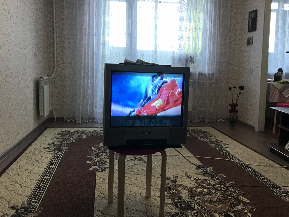 От дивана до телевизора 1—1,5 метра. Так и видно лучше, и наушники дотянутся