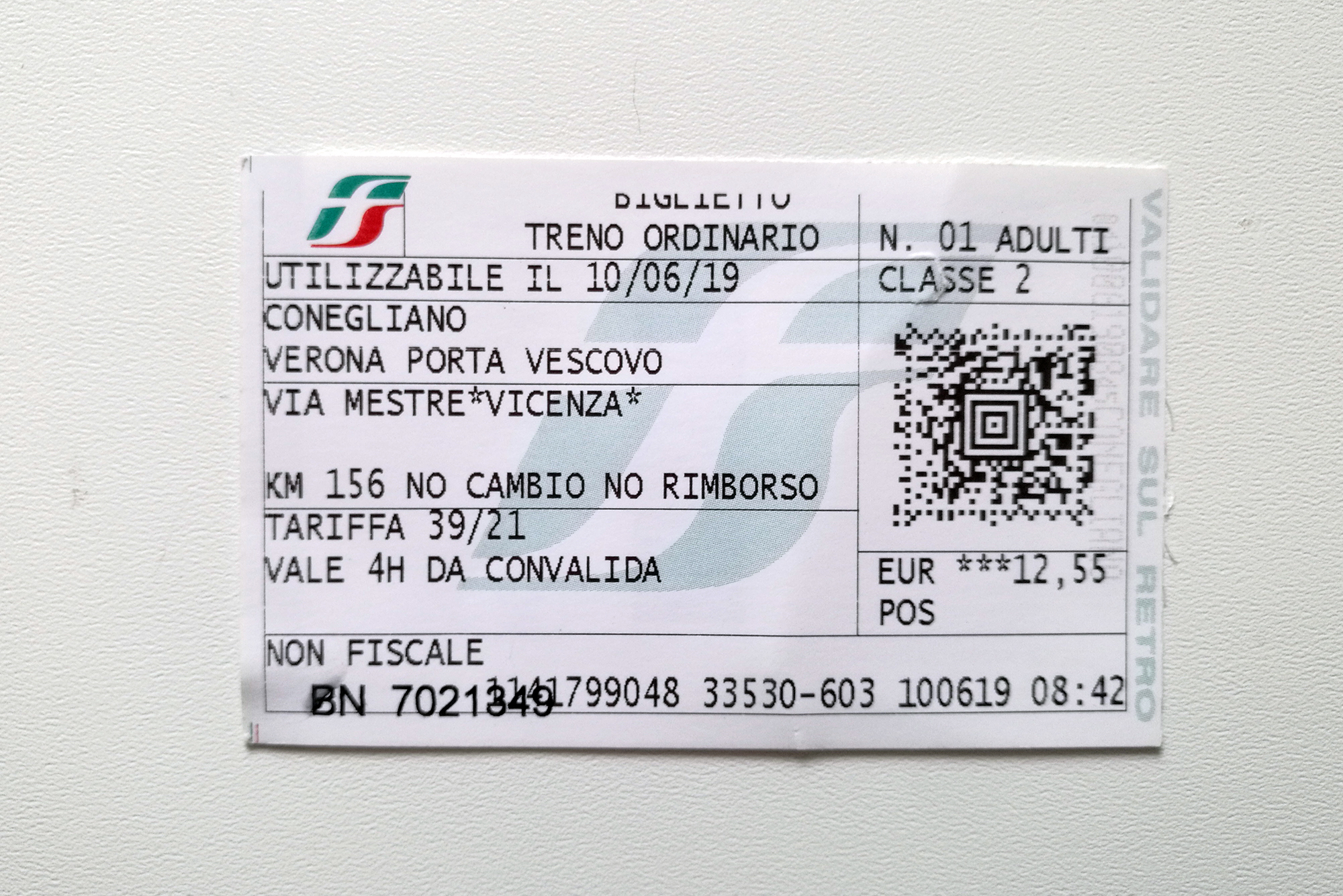 Билет Конельяно — Верона с пересадкой в Венеции за 12,80 € (909 <span class=ruble>Р</span>). Цифры и буквы по краю билета отпечатываются в автоматах-валидаторах