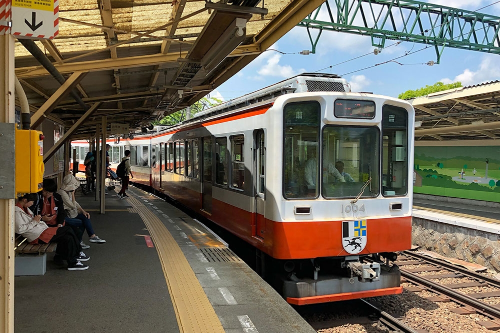 Hakone Tozan Train идет от станции Гора до станции Одавара с пересадкой на станции Хаконе-Юмото. Дорога занимает около часа. Бонусом по пути красивые лесные и горные виды