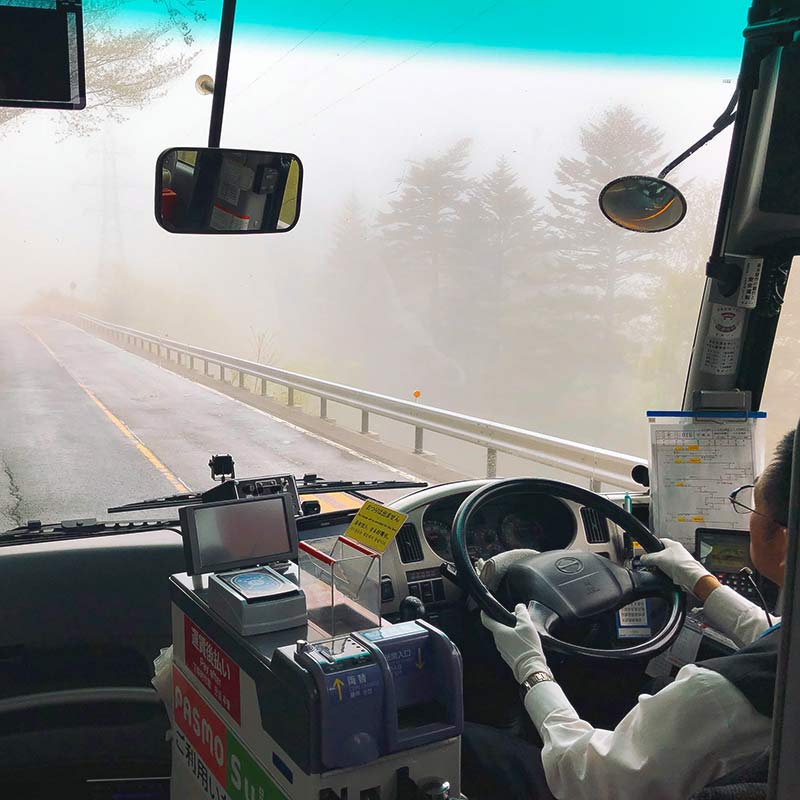 Irohazaka Winding Road — дорога по серпантину. Едем в тумане