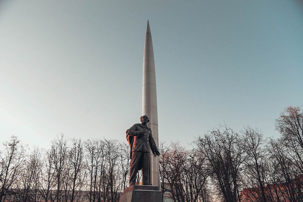 Калужане очень любят и уважают Циолковского. В его честь назван городской университет, одна из школ и аэропорт. Всего в городе четыре памятника ученому, в том числе и на его могиле