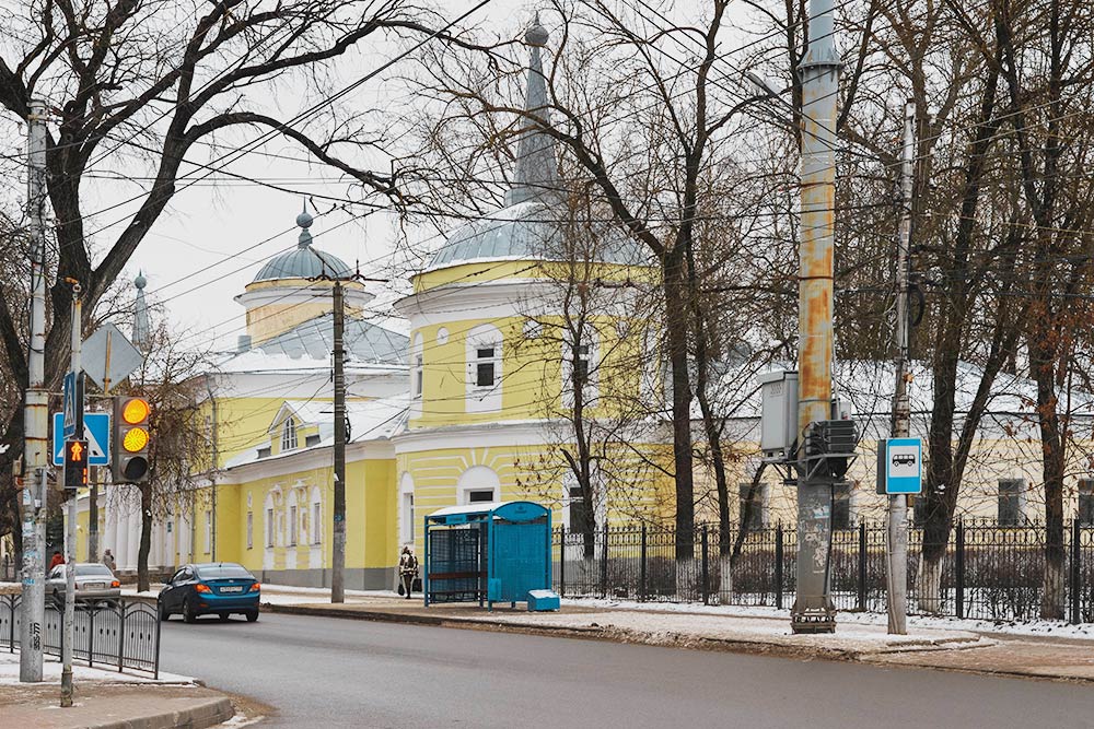 Хлюстинская больница — самая старая в Калуге. Ее построили в 1804 году. Сейчас на ее территории кроме больницы и поликлиники расположился городской роддом и станция переливания крови