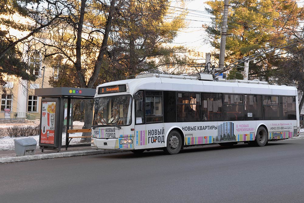 Большинство троллейбусов в Калуге новые, но иногда можно встретить раритеты с изящной ржавчиной на дверях