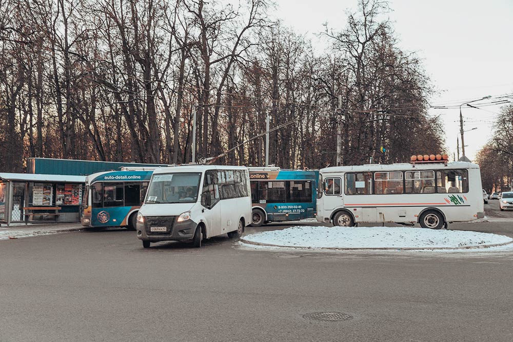 Все виды калужского общественного транспорта в сборе: троллейбус, маршрутка и пазик