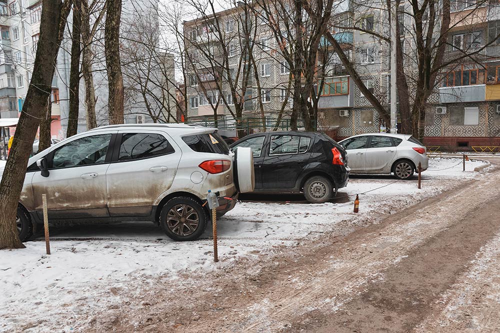 Во дворах в центре города жители огораживают свои парковочные места, чтобы никто из «понаехавших» работать в офисные центры не поставил туда свою машину