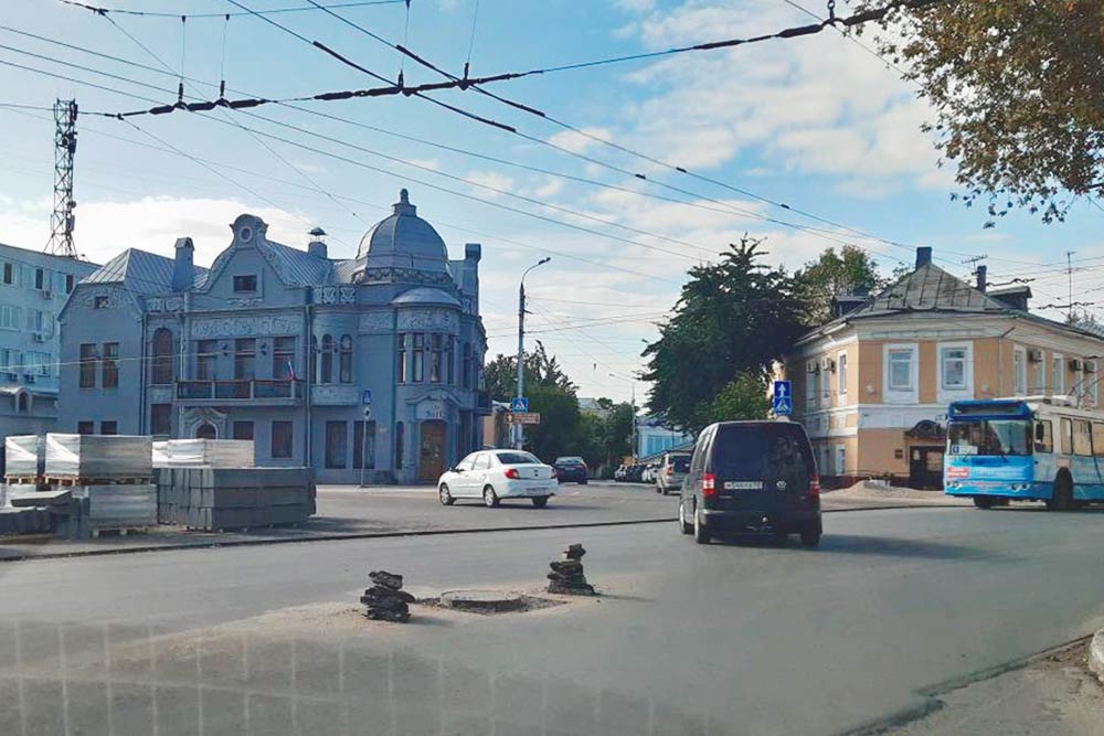 Такие пирамидки из асфальта складывали рабочие во время ремонта дорог прошлым летом. Соль в том, что на другой стороне улицы — здание горуправы, которая этот ремонт контролировала. Фото: группа «Калуга» во Вконтакте