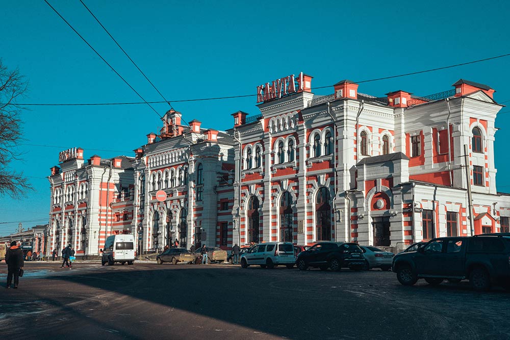 Вокзал Калуга-1 был открыт в 1874 году, с тех пор его внешний вид совсем не изменился. Ежедневно от него отправляется восемь электричек до Киевского вокзала в Москве