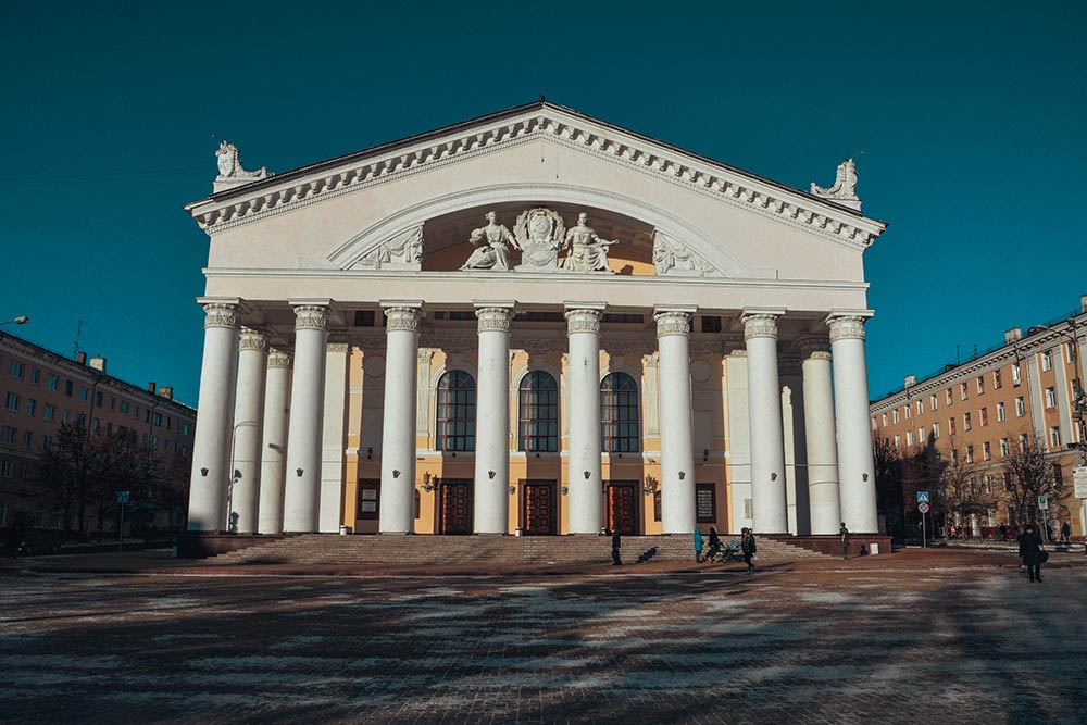 Датой рождения драмтеатра считают 19 января 1777 года. В 1941 году, во время оккупации, театр разрушили, а в 1958 было построено новое здание в духе сталинского ампира