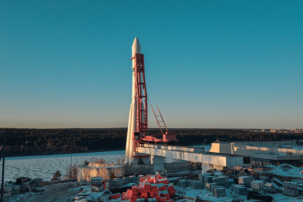 Сейчас к «Востоку» подойти нельзя: вокруг идет затяжная стройка второй очереди музея. Но его можно рассмотреть с обзорной площадки ИКЦ