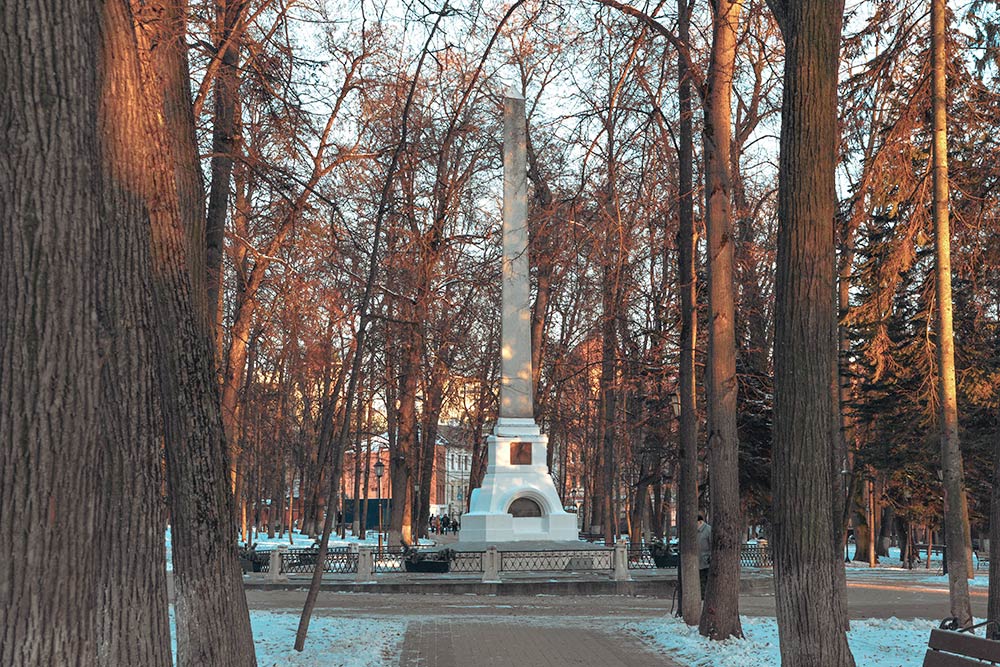 Рядом с музеем есть небольшой парк. В его глубине стоит красивый белый обелиск — он установлен на могиле Константина Циолковского