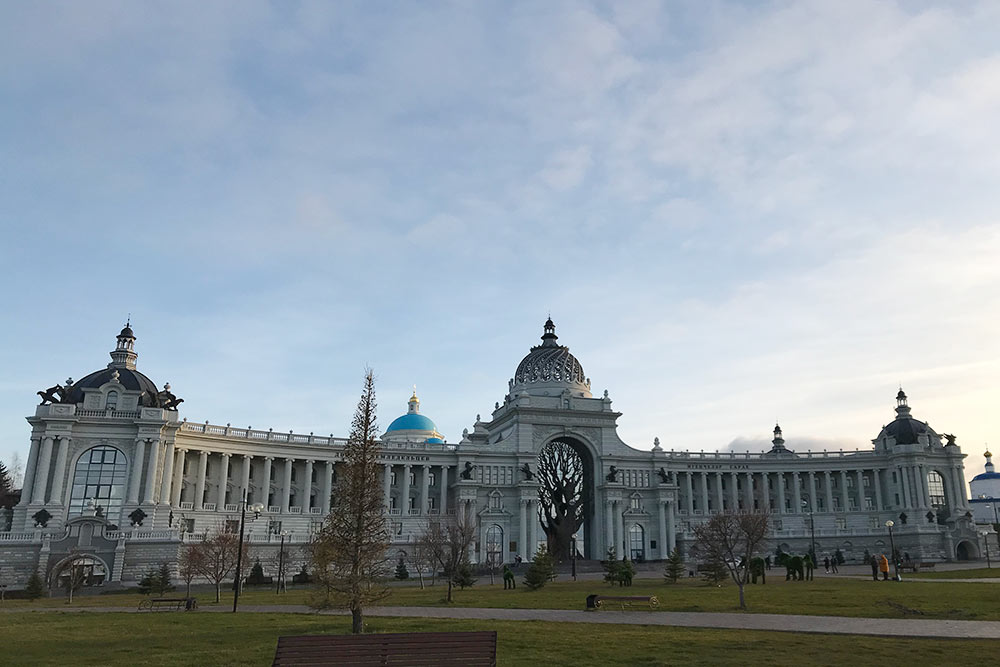 Между Казанским кремлем и следующей достопримечательностью, Кремлевской набережной, расположен Дворец земледельцев — популярное место для фотосессий. На его строительство потратили 3 года и 2,2 млрд рублей
