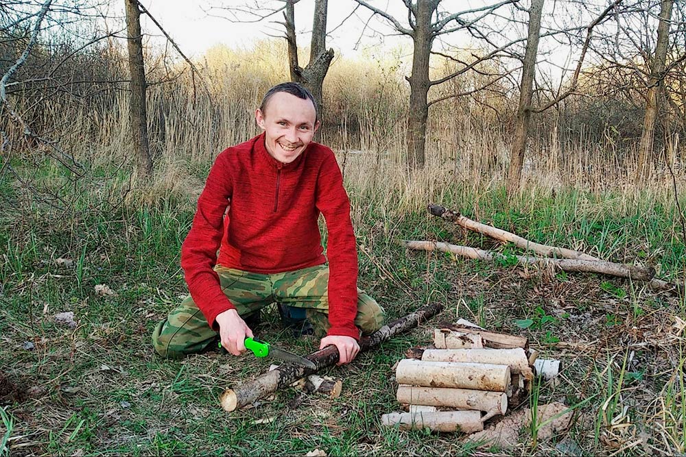 Толстовки служат нам уже третий год. Это фото я сделал весной 2020 года