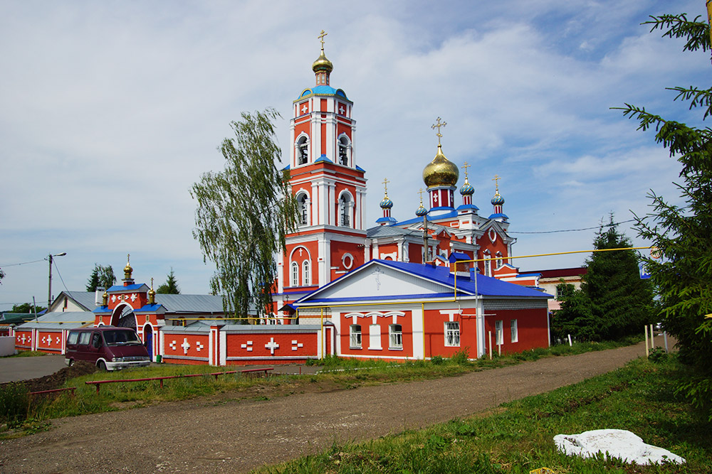 По пути к пристани мы полюбовались Троицким собором. Его построили в конце 18 века на средства прихожан. В 1930-х годах он был разрушен, а потом восстановлен. И за ним до сих пор хорошо ухаживают