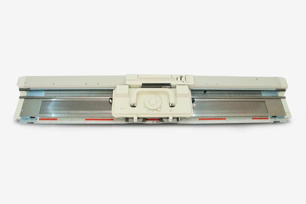 В вязальной машине Silver Reed SK280 одна фонтура. Источник: «Швейбург»