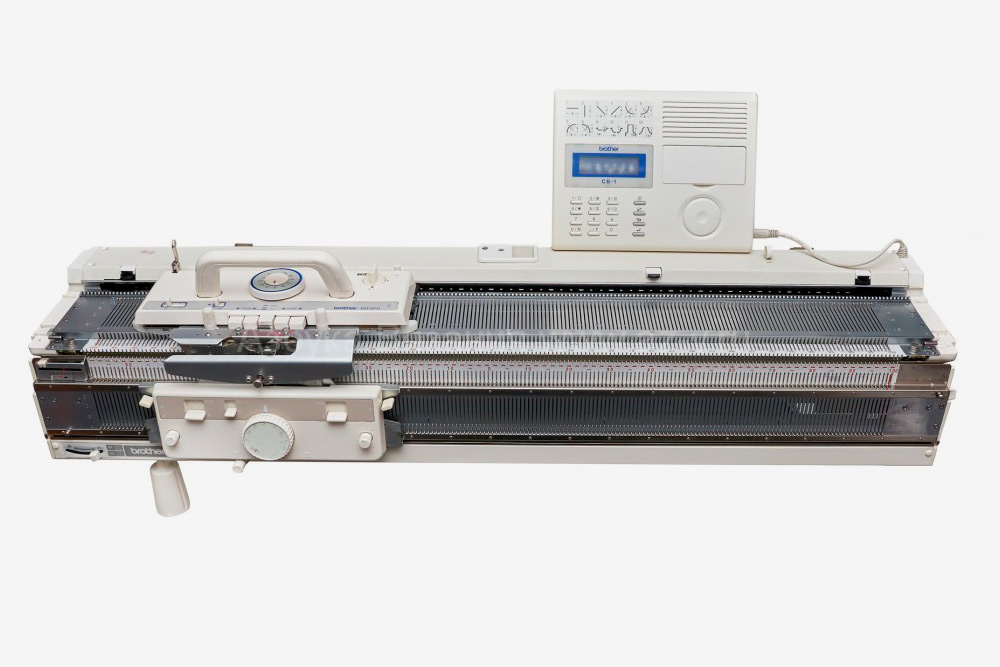 На курсах нам говорили, что компьютерная машина Brother KH 970/KR 850 — одна из лучших. Такие уже не производят, но даже б/у модели не уступают новым машинам других производителей. Эта новая и стоит 151 500 <span class=ruble>Р</span>. Источник: «Азбука вязания»