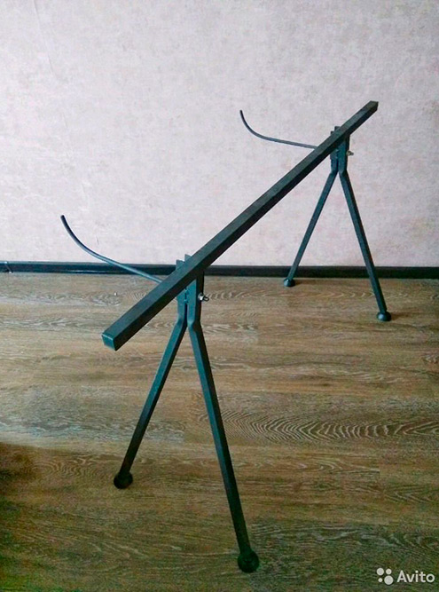Кроме столов-рам есть еще столы-подставки, они стоят от 3000 <span class=ruble>Р</span>. В них тоже негде хранить мелочи. Источник: «Авито»