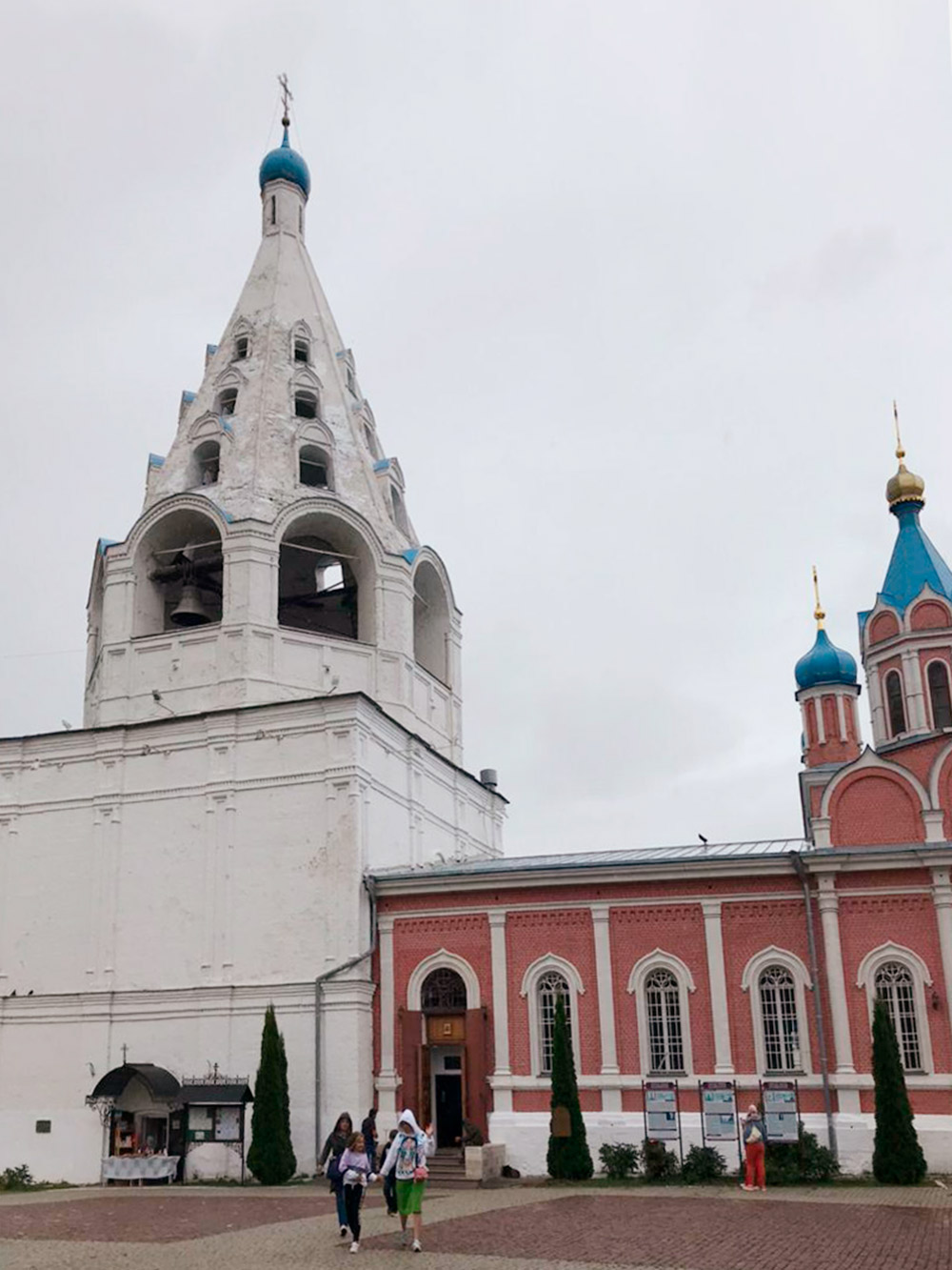 Соборная площадь и храм в честь Тихвинской иконы Божией Матери, построенный в 17 веке