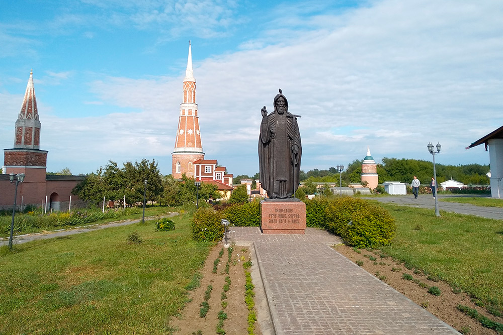 Больше всего мне нравятся псевдоготические башенки 1778 года. Монастырь строился этапами в течение долгого времени, поэтому архитектурные стили здесь смешались. На переднем плане — памятник Сергию Радонежскому