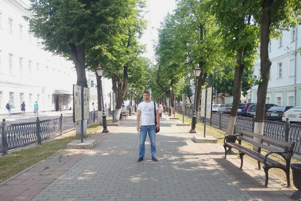 Мы гуляли по аллее с мужем