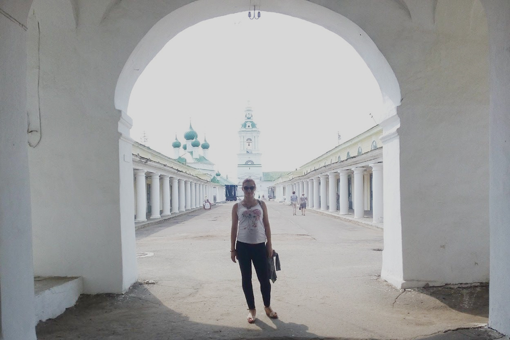 Я сделала в торговых рядах красивые фотографии. На заднем плане — церковь Спаса в Рядах