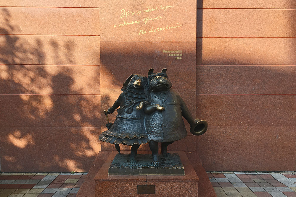 Памятник такой маленький, что его можно и не заметить. Ориентир — отель Hilton Garden Inn, рядом с которым он стоит