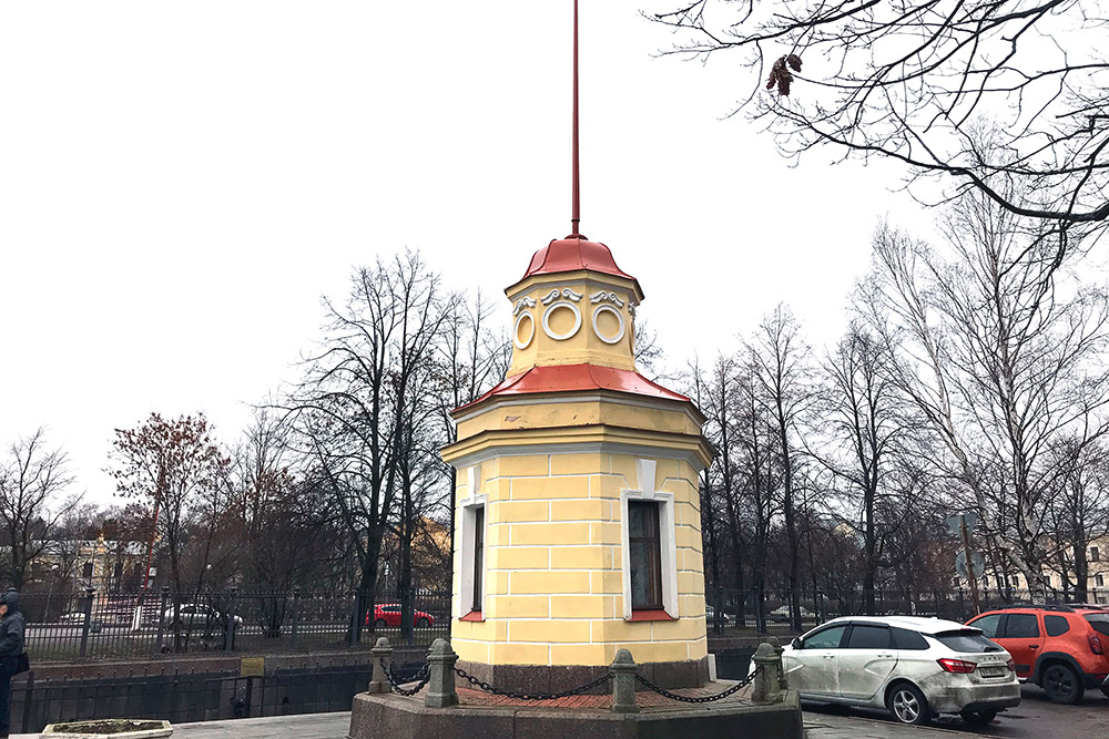 Здание мареографа — ориентир, где искать футшток и памятник блокадной колюшке