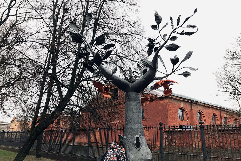 Желание нужно не только прошептать в ухо, но и написать на бумажке, обернуть ею монету и забросить в гнездо на вершине дерева