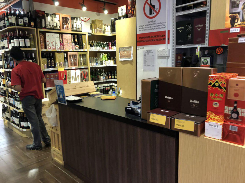 Если вы моложе 21 года, алкоголь вам не продадут