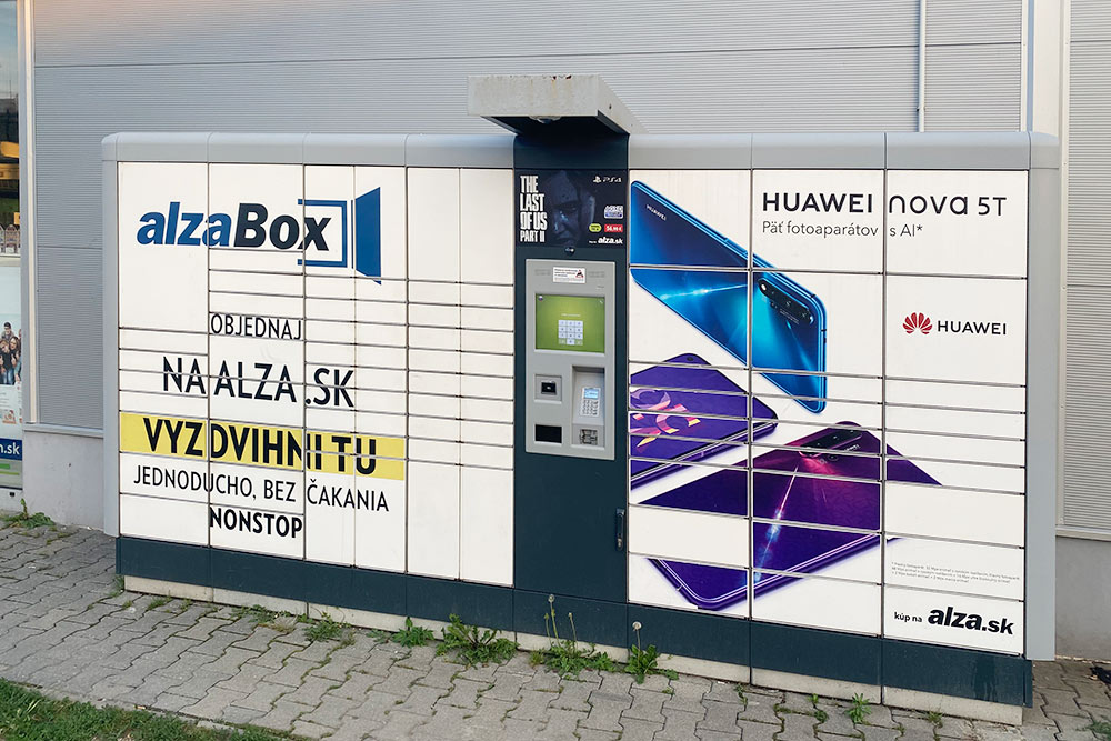 Боксы, куда доставляют заказ. В центре есть экран: туда надо ввести номер своего заказа или номер телефона
