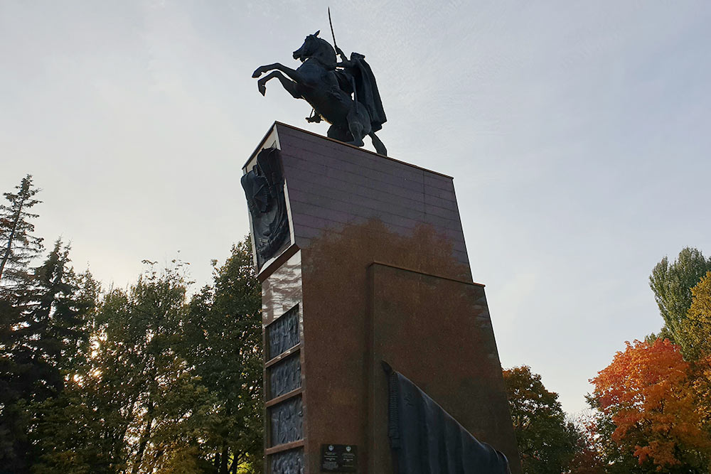 Василий Иванович Чапаев родился в деревне Будайке. Сейчас место, где была деревня, находится в центре Чебоксар. Недалеко отсюда разбили сквер, построили музей, перенесли родной дом Чапаева, поставили памятник — все в память о легендарном комдиве
