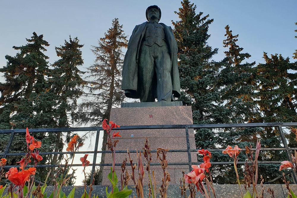 Памятников Ленину в Чебоксарах целых четыре. А еще имя вождя носит местный университет — ЧГУ им. Ульянова