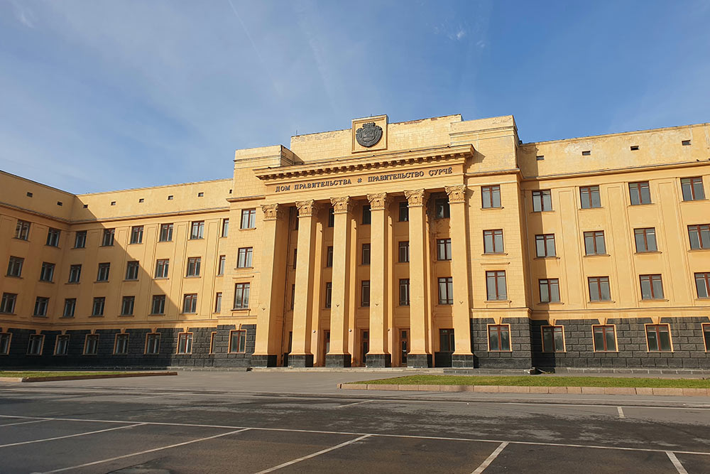 Чебоксары — столица региона, и поэтому здесь есть Дом правительства. А вернее, целых три: 1940, 1970 и 2004 годов постройки. Тот, что на фотографии, — самый старый, исторический, и сейчас он пустует