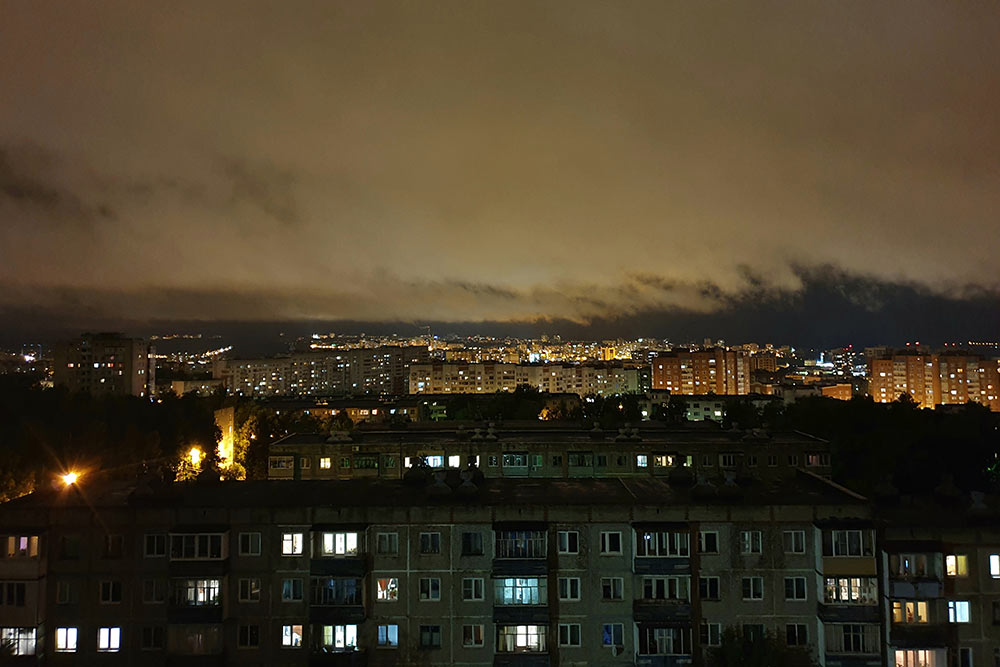 Панельного неба краюха: вид с крыши на один из спальных районов города