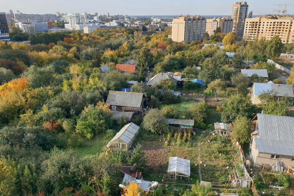 Вид из окна нашего подъезда: вымирающая деревня, стройка на ее месте и Волга на горизонте